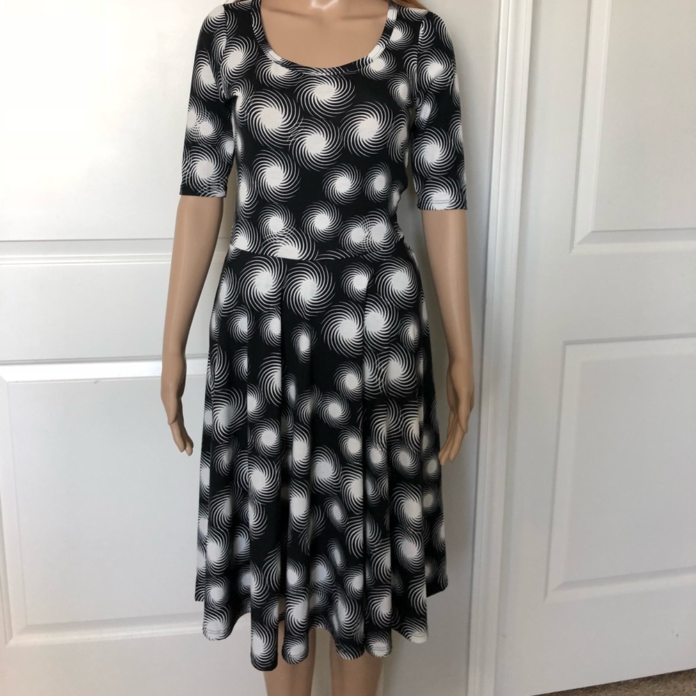 LuLaRoe Black White Swirl Nicole Dress EUC Size Sm